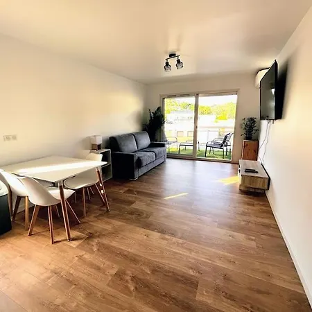 Superbe studio climatisé avec terrasse proche mer *