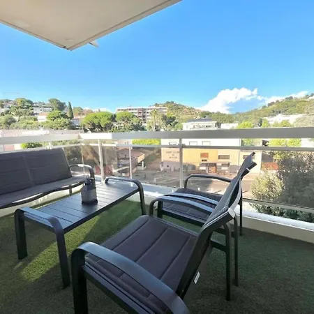Climatise, Avec Terrasse Et Parking Prive *